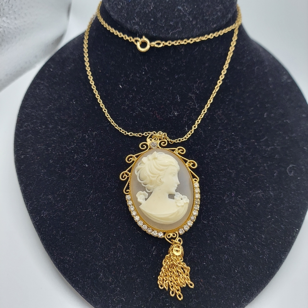 Vintage Cameo Frosted Glass 2" Necklace 12", GC.